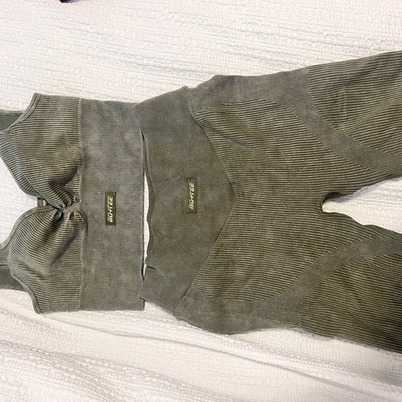 Bo and tee work out set by Jena Frumes - Picture 3 of 4